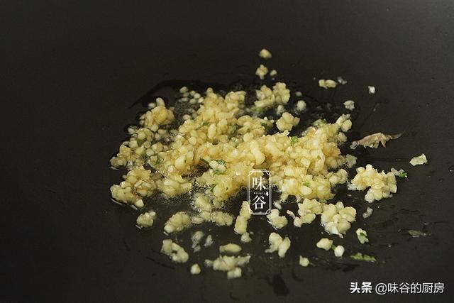 豆腐这做法老香了，外脆里嫩，蒜香浓郁，比肉都好吃，全家都爱