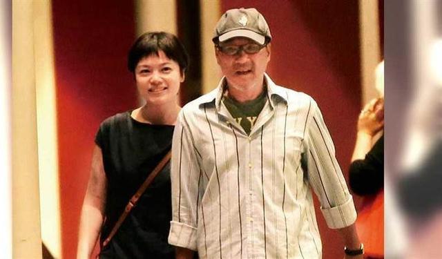 三婚好恩爱！李宗盛与小27岁娇妻深夜出街，十指紧扣似热恋情侣
