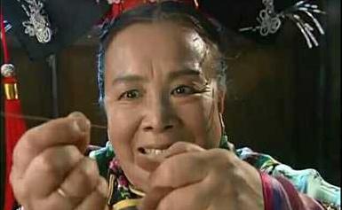 比“容嬷嬷”被人扔鸡蛋还惨，这个男人，因出