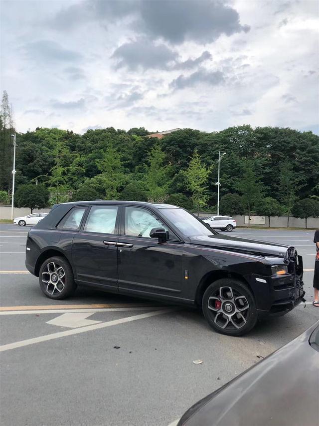 勞斯萊斯和長安相撞，損失超200萬，看看長安三責險，段子成真了