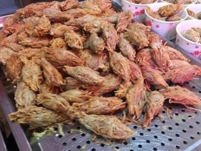 网红西施卖“另类”小吃，5元一个，路人嫌臭，