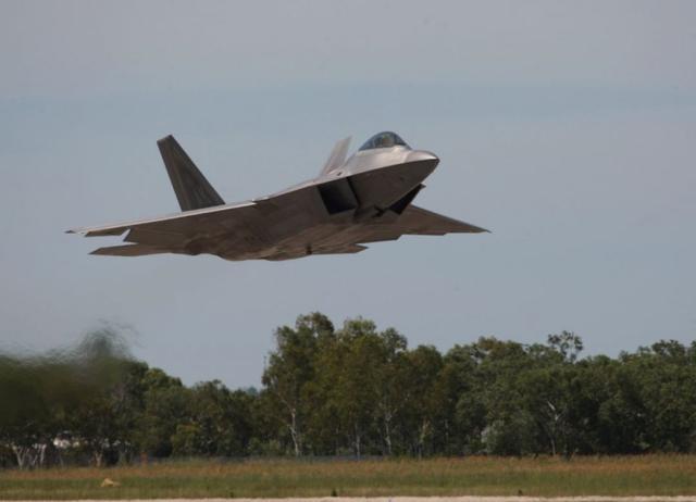 重磅突发！一架参加抗疫飞行表演的F-22A战斗机坠