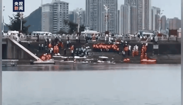 贵州公交坠湖，已救出18人，监控视频曝光：猛转向越过5股车道撞破护栏