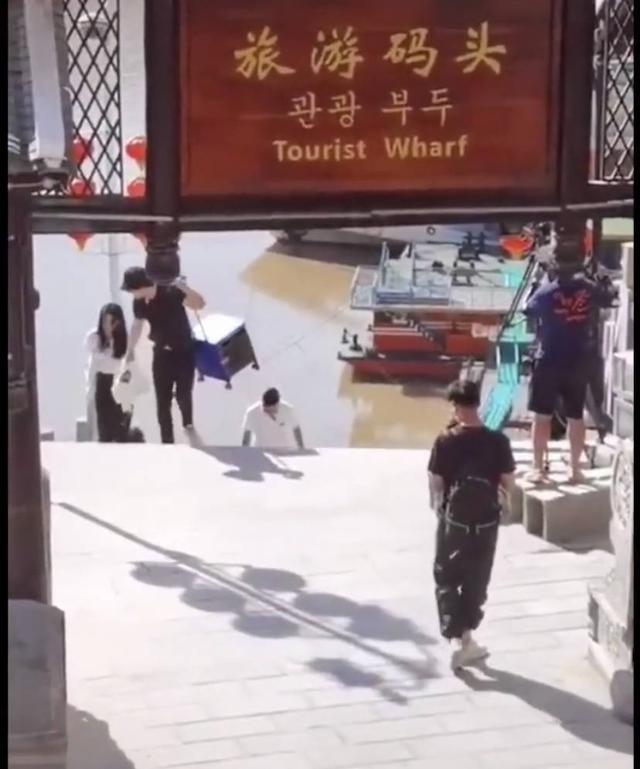 赵丽颖与黄晓明现身超市，两人购置厨房用品，全程热聊不停