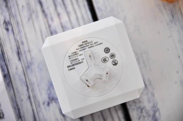 解决桌面排线凌乱困扰，奥睿科(ORICO)电立方桌面立体插座