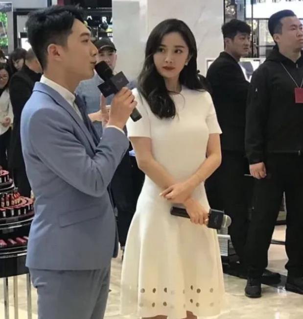 杨幂被曝身材作假，大热天穿“假屁股”太尴尬