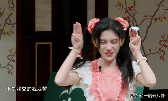 鞠婧祎晒童年照引争议，不放正脸还加滤镜，杨迪一句话回怼太真实