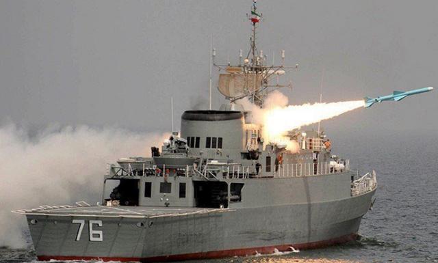 伊朗备战阿曼湾，2000枚导弹就位，舰队24小时待