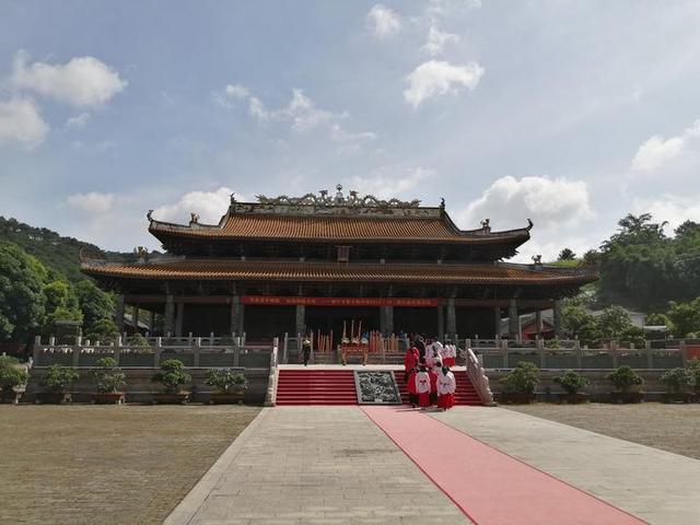 高三学子们纷纷到南宁孔庙，祭拜孔子，祈福金榜题名