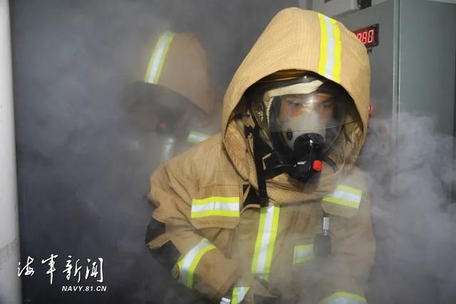 东海，舰艇编队破浪出击