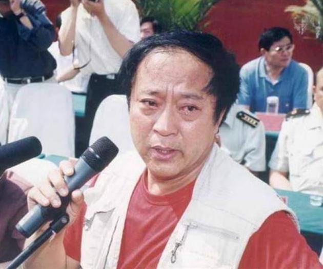 2000年，牛群为贫困学校募捐，却遭质疑被逼“裸