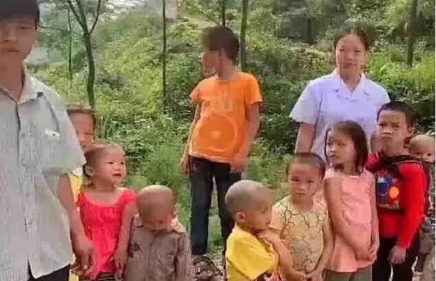 90后夫妻生9个娃肚子还有一个，妻子老成妈妈，
