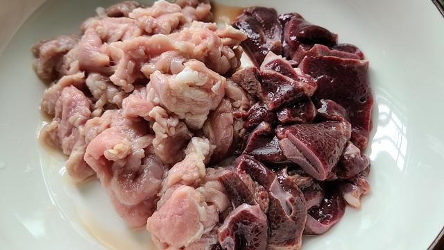 鲜香美味的猪杂粥，广东人经常吃的一道美食，做早餐宵夜都不错