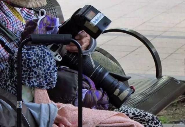 姐姐睡公园，身价几十亿的周润发不闻不问？求港媒别再断章取义