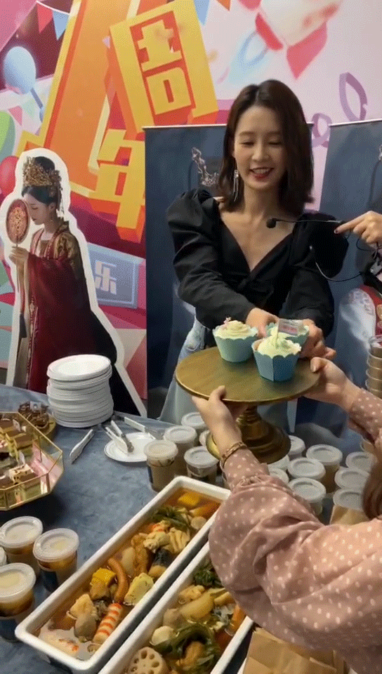 李沁出席活动，现场发放冰激凌，看到她递冰激凌手势 网友：爱了