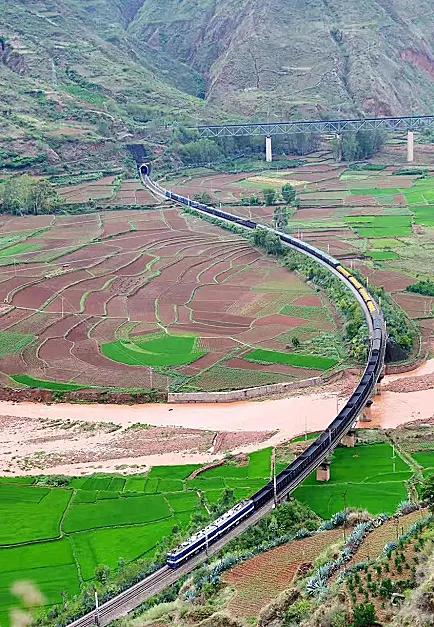 通车半个世纪的成昆铁路，为什么堪称“神话”？