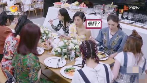 『直接』金莎带秤吃饭 直接把旁边坐着的金晨给震着了