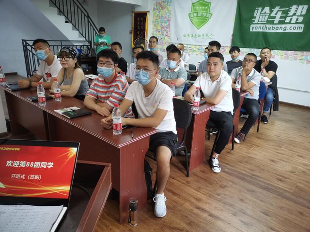誰說二手車評估師只能是男的？只管搗搗賺差價的不是我所追求的