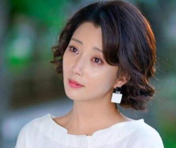 殷桃背后的5个男人，为何至今还单身？看完她的