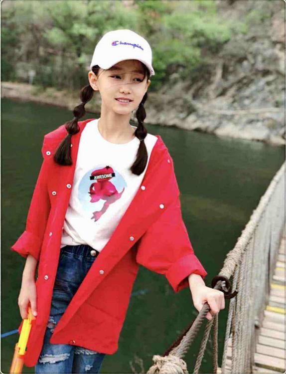 都在夸黄磊女儿长得漂亮，看到赵薇女儿后，网