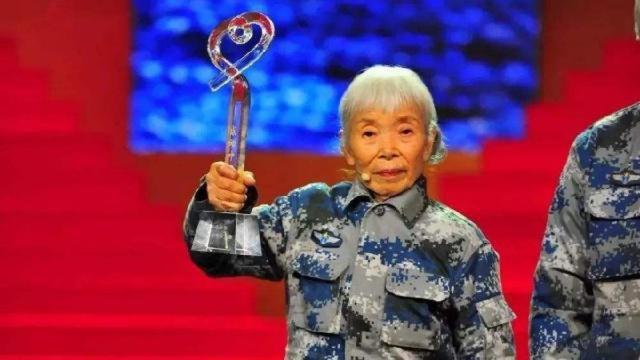 八旬老人转账300万，引起银行警觉，报警后揭开老人惊人身份