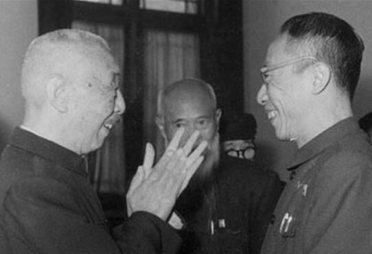 溥仪晚年游故宫，看到一位白发苍苍的老人，顿