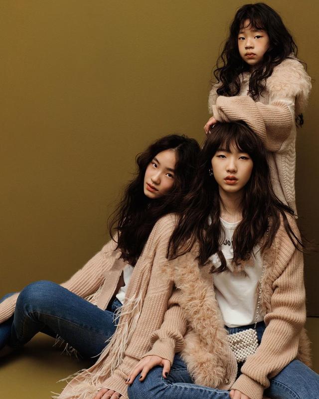 小s三个女儿一起拍广告同框比美，个个高冷自信，镜头感十足