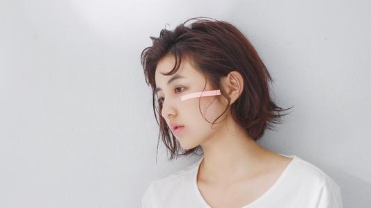 张子枫有多火？戴着口罩只想安静的逛街，却被知名综艺追着拍