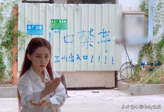 喻言实力宠粉，不怕被嘲勇敢的晒出泳池照，自