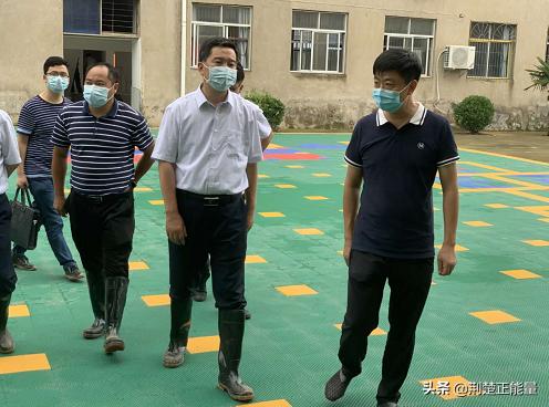 湖北武穴：李新桥、陈风等到余祥小学看望安置点群众