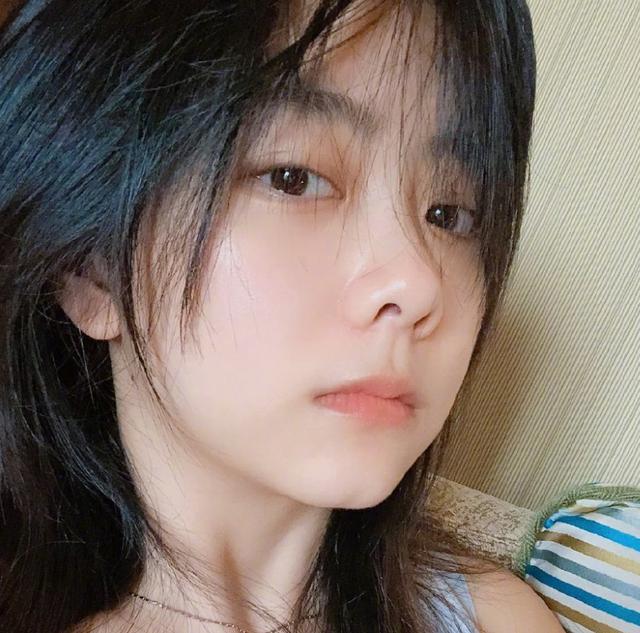 有种“牛奶肌”叫谭松韵，不化妆就自拍：这皮