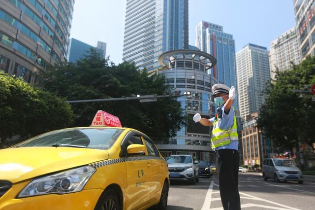 重庆|渝中民警不惧“烤”验 战高温斗酷暑为群众送去“清凉”