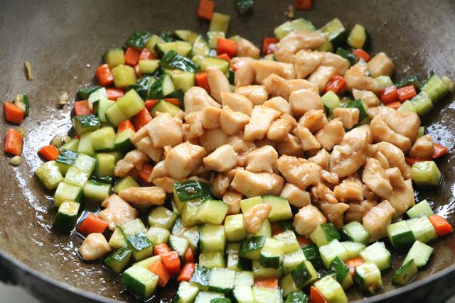 夏日家常菜，食材雖然簡單，但卻是葷素搭配中的極品，下飯更解饞