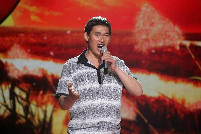 在“大衣哥”的门前，看到了人性的丑陋，朱之