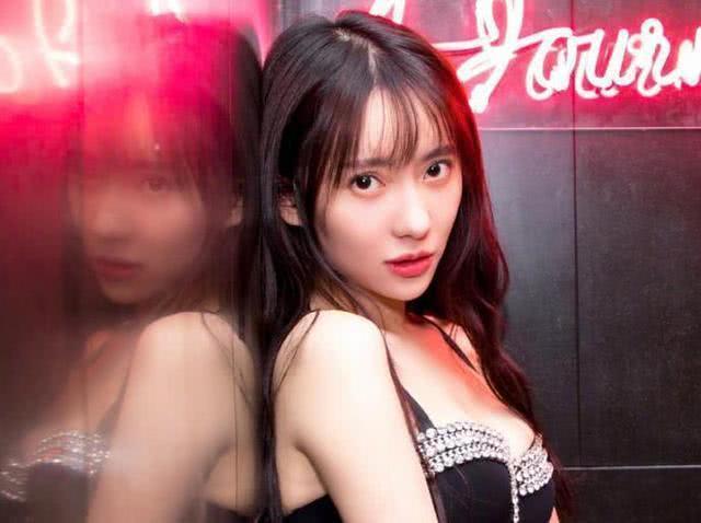 记得《爱情公寓》里诺澜吗？现开启“脱缰式发育”，美成男人梦想