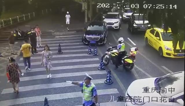 重庆|渝中民警不惧“烤”验 战高温斗酷暑为群众送去“清凉”