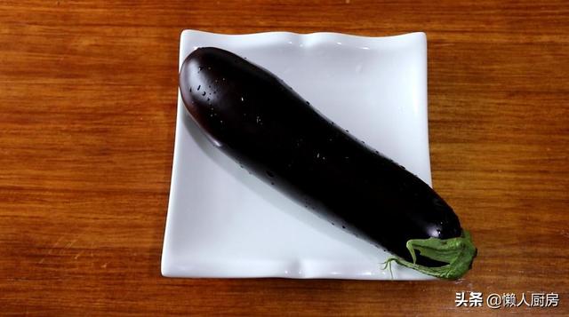 先蒸后炒，这样做出来的茄子不吸油，配上牛肉末一起炒，下饭好吃