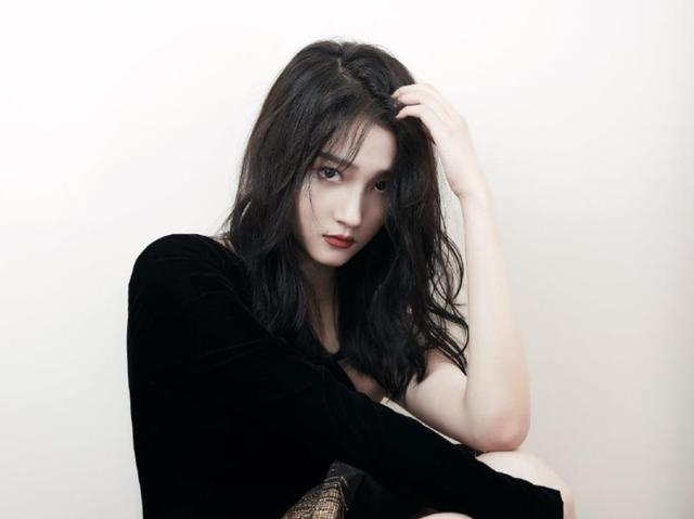 原来关晓彤当年这么自恋？自称像她这样的人去“索吻”，不会很难