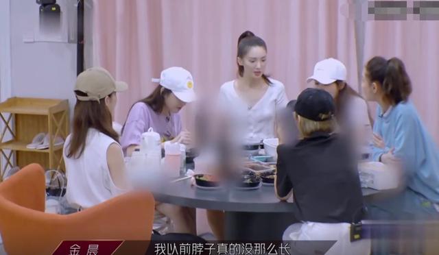 都说金晨天鹅颈好看，殊不知是“后天”形成，这方法光听都觉得疼