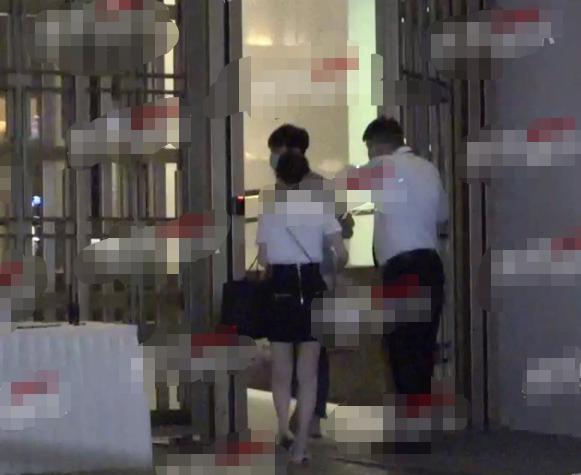 毛晓彤新恋情疑曝光？被拍和小鲜肉一起同回住所，戏里戏外姐弟恋