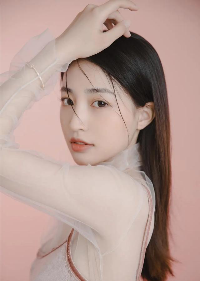 芙蓉不及美人妆，水殿风来珠翠香。