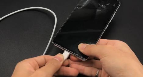 不管什么手机充电时要牢记这三点，不然你手机离“报废”就不远了