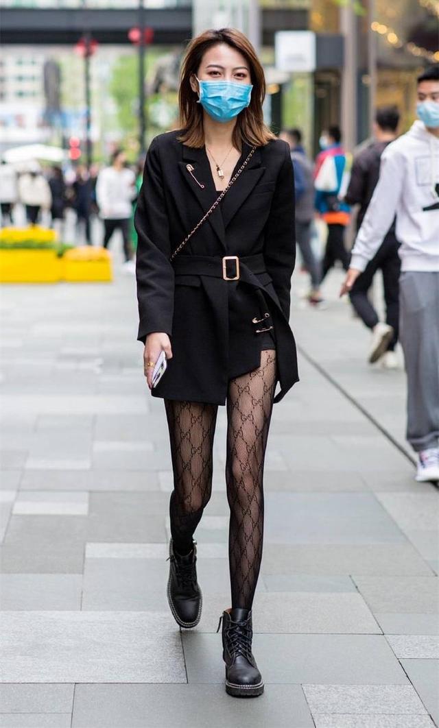 身高腿长的美女，搭配一双黑丝，表现大长腿还