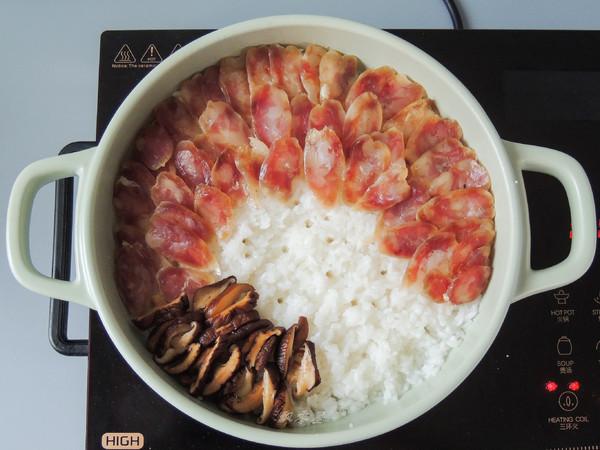 香肠煲仔饭很多人吃过不会做，教你简单做法，色泽金黄，香而不腻