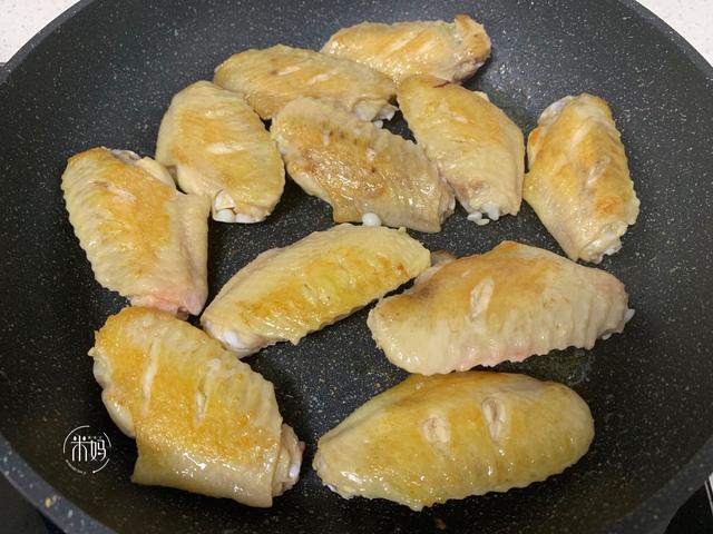 鸡翅这样煮不用一滴油，表皮酥香，肉质鲜嫩，比可乐鸡翅好吃多了