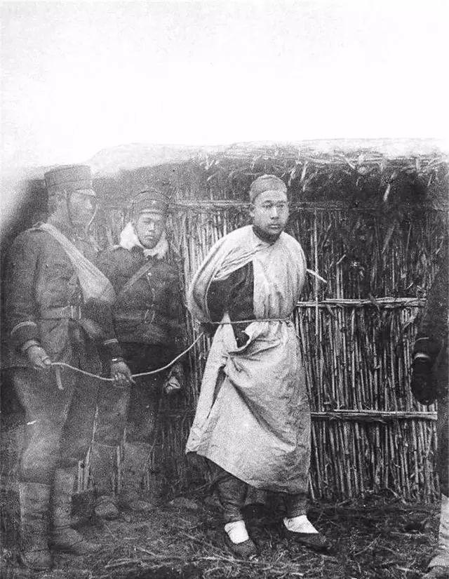 甲午战争后的真实照片，被日军抓获的清军俘虏毫无惧色