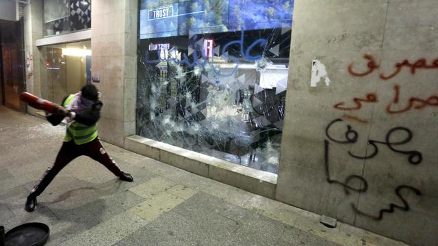 中东地区动荡再起，黎巴嫩突遭美国制裁，经济实施崩溃内战将爆发