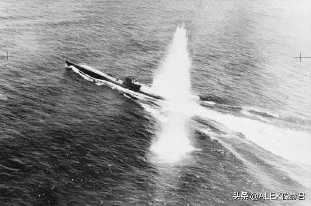 U型潜艇被反潜轰炸机逮个正着，结果飞机却被自己击落