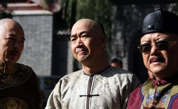 和珅上联："三斤四两五花肉"，纪晓岚出的下联，和珅一脸懊悔