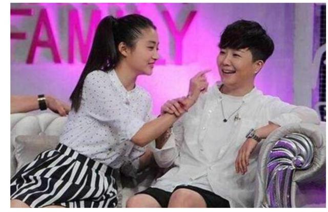 妹妹成为大明星，姐姐却在卖拉面，网友：有时选择比努力更重要